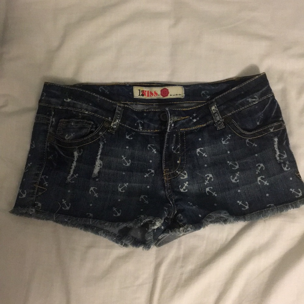 Denim shorts with anchor design